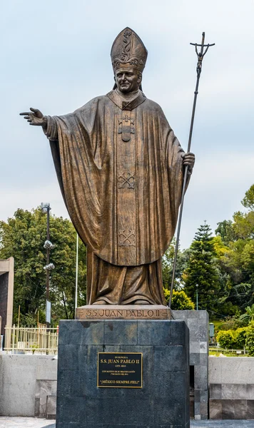 Monumento di Papa Giovanni Paolo accanto alla vecchia basilica di Guadalupe, Messico — Foto Stock