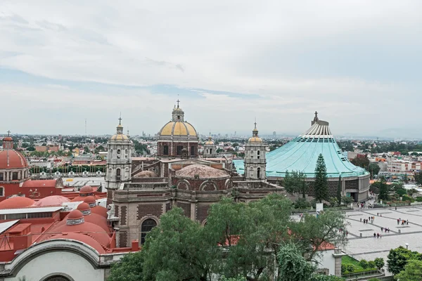 Antigua basílica y basílica moderna en Guadalupe, México . — Foto de Stock