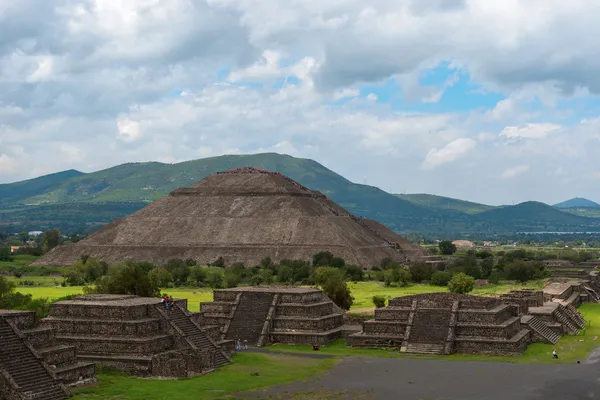 Pirâmide do Sol vista da pirâmide da Lua, México Imagens De Bancos De Imagens Sem Royalties