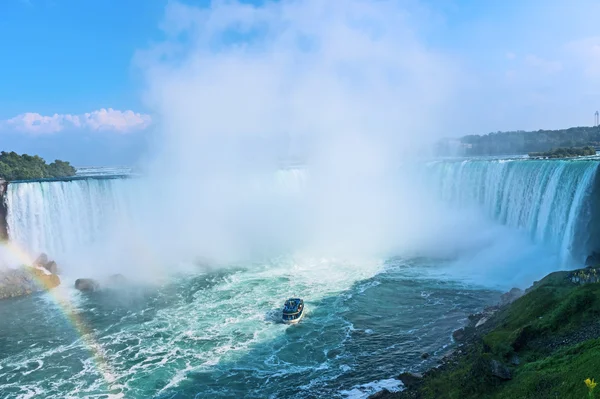 Duha stoupá od Niagarských vodopádů — Stock fotografie