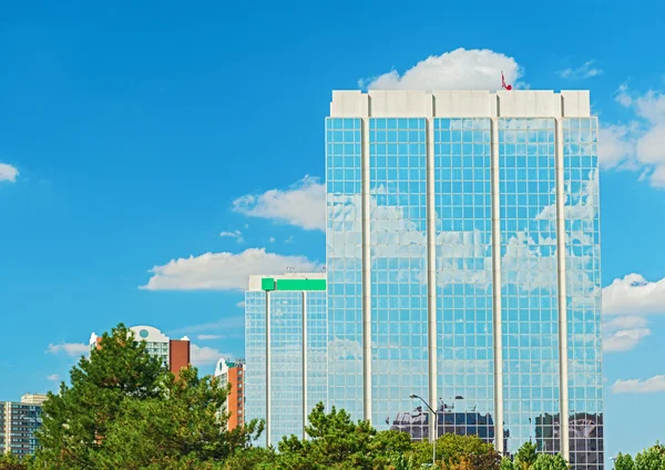 Nubes de reflexión en las ventanas del edificio de oficinas —  Fotos de Stock