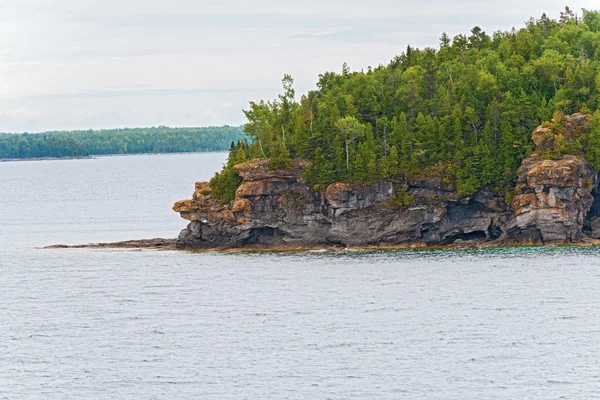 Rotsachtige kustlijn op georgian bay, ontario, canada — Stockfoto