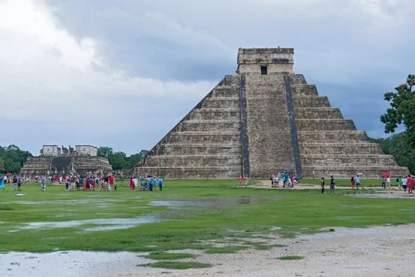 Quetzalcoatlova pyramida v chichen itza archeologického parku, Mexiko — Stock fotografie