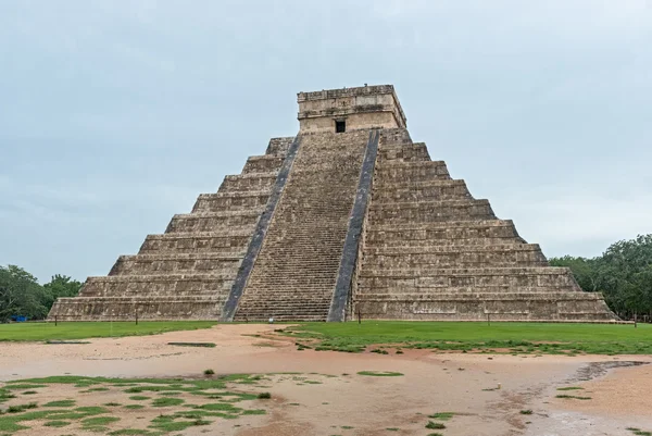 A pirâmide de Kukulkan no parque arqueológico Chichen Itza, México — Fotografia de Stock