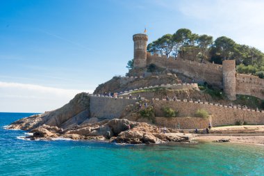 plaj ve Ortaçağ kalesinde tossa de mar, İspanya