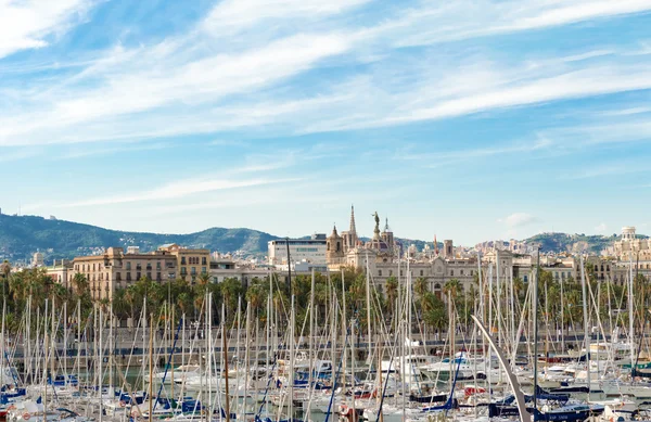 Vista a Barcellona e barche a vela a Port Vell, Barcellona Spagna — Foto Stock
