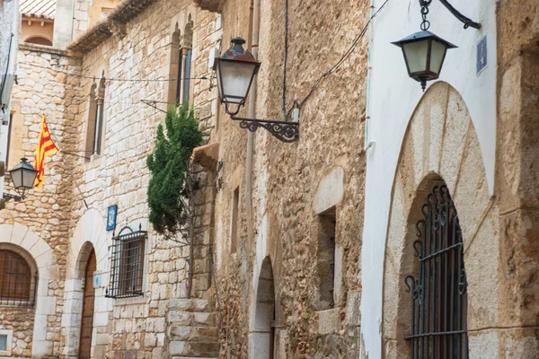 Calle medieval del casco antiguo de Sitges, España — Foto de Stock