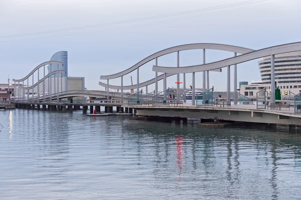 查看端口 vell 和兰布拉大道 de mar 在巴塞罗那，西班牙 — 图库照片