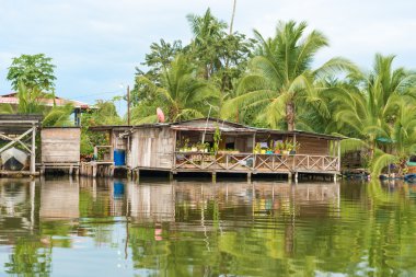 almirante, suda doğum evler panama