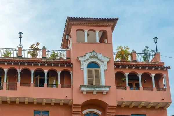 Casa coloniale balcone con fiori e piante — Foto Stock