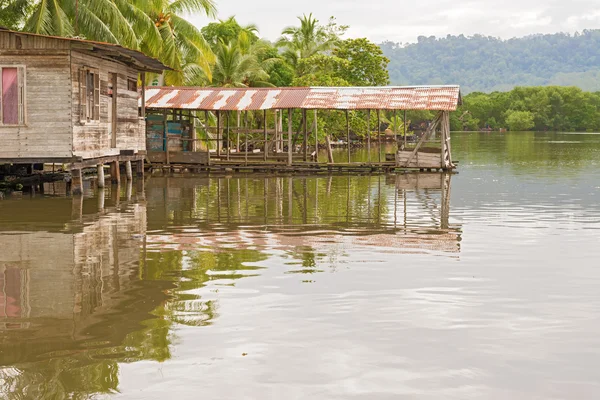 Häuser am Wasser in Almirante, Panama — Stockfoto