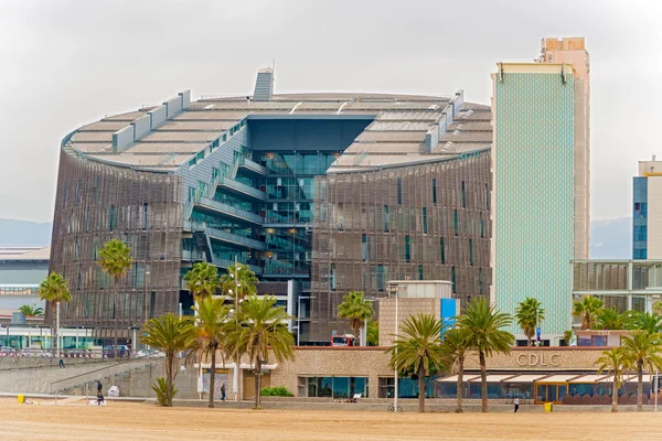 Arquitectura moderna en el Puerto Olímpico de Barcelona, España —  Fotos de Stock