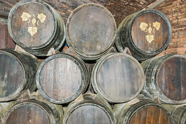Vieux tonneaux de vin dans la cave Codorniu en Espagne — Photo