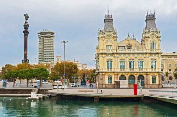 Port autoriteit gebouw en columbus standbeeld, barcelona, Spanje — Stockfoto