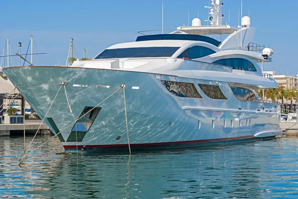 Modern motor vessel mooring in Torravieja marina — Stock Photo, Image