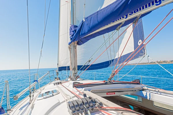 現代ヨットの主要な帆とデッキ — ストック写真