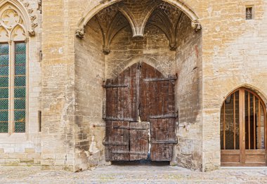 gamla dörrar på popes palace i avignon, Frankrike