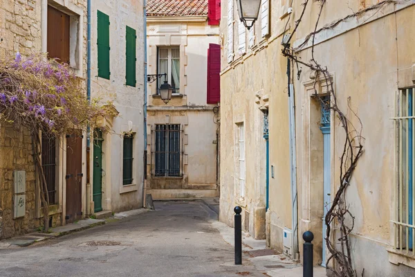 Vista mattutina sulla strada nella città vecchia di Arles, Francia — Foto Stock