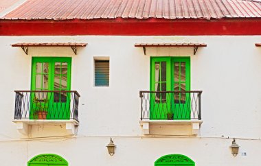Eski evinde yeşil windows