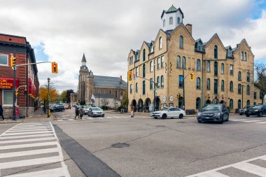 Paris, Ontario, Kanada - 24 Ekim 2020: Paris Ontario, Kanada 'da William Street ve Grand River N kavşağında görünüm.