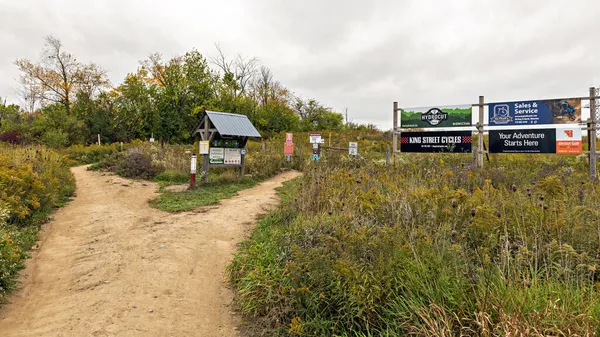 Kitchener Ontario Kanada Października 2020 Wejście Szlak Rowerowy Hydrocut Mountain — Zdjęcie stockowe