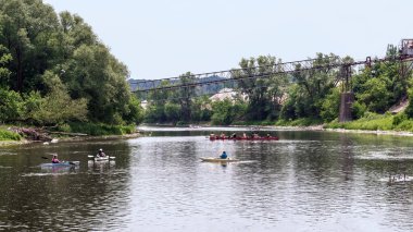 Kitchener, Kanada - 13 Haziran 2021:: Kitchener, Ontario 'daki Grand River' da kayak yapan insanlar.