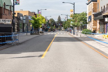 Victoriaville, Quebec, Kanada - 6 Eylül 2021: Viktoriaville, Quebec, Kanada sokaklarında bisikletle yarışan yarışmacılar.