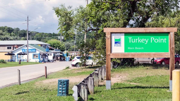 Turkey Point, Ontario, Kanada - 3 Ağustos 2021: Kanada 'nın Ontario Gölü' ndeki Turkey Point plaj tabelasına bakın.