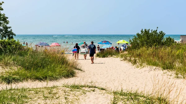 Sauble Beach Ontario Canadá Agosto 2021 Personas Que Entran Playa — Foto de Stock