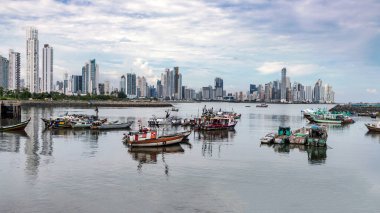Panama Şehri, Panama - 28 Ekim 2021 Panama 'da Panama Körfezi kıyısındaki gökdelenlerin gökdelenlerine bakın..