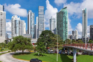Panama Şehri, Panama - 29 Ekim 2021 Panama 'nın Panama şehrinin merkezindeki gökdelenlerin silueti