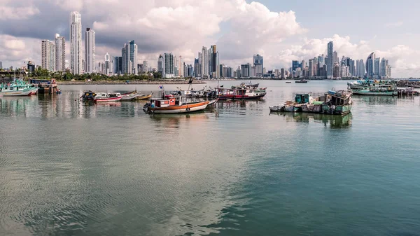 パナマ市2021年10月29日パナマ湾の漁船 パナマ国旗記念碑及びパナマ市の高層ビル — ストック写真