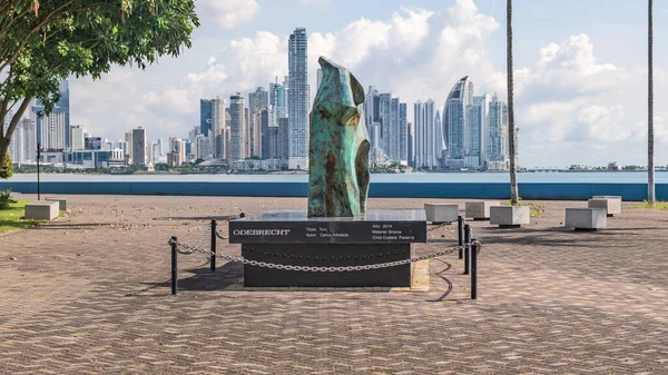 Panama City Panama October 2021 Bronze Bull Sculpture Monument Flag Stockfoto