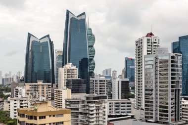 Panama Şehri, Panama - 28 Ekim 2021: Panama City, Panama 'daki gökdelenlerin gökdelenlerine bakın.