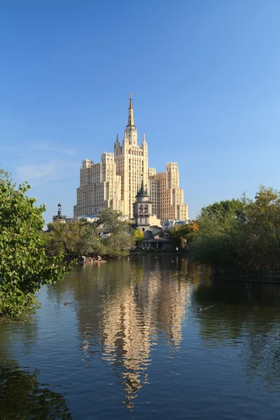 Arranha-céus na Praça Kudrinskaya. Vista do Zoológico de Moscou Imagem De Stock