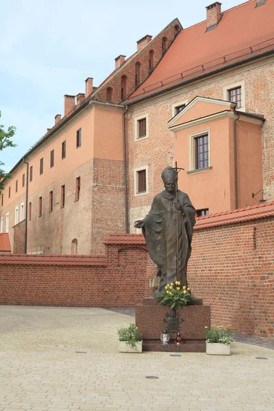 Статуя Івана Павла ii на пагорбі Вавель у Кракові. — стокове фото