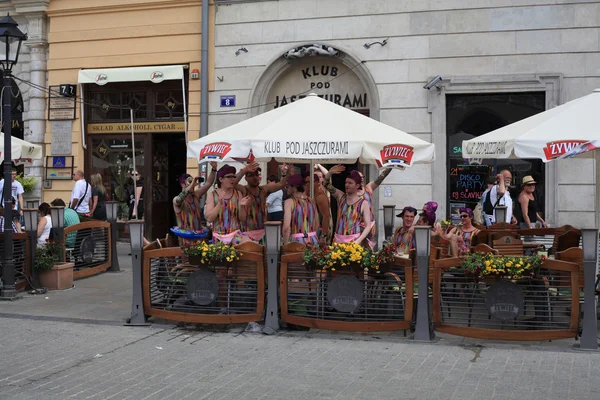 Amateurs de bière de vacances à Cracovie, Pologne — Photo