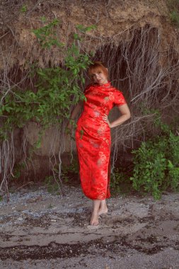 Kırmızı elbiseli kız.