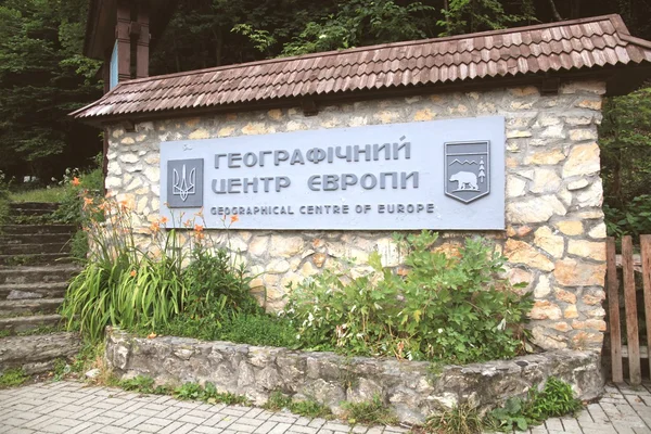 Ponteiro para o centro geográfico da Europa, que está localizado na aldeia de Delovoye (estrada Mukachevo- Rohatyn), oeste da Ucrânia — Fotografia de Stock