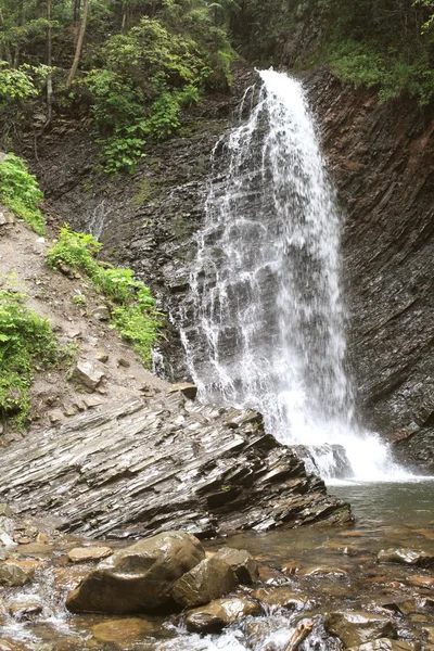 Cachoeira do Guk (Zhenetskyy) - uma grande cachoeira no território dos Cárpatos, Ucrânia . — Fotografia de Stock