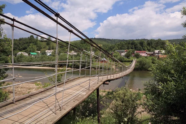Ponte de madeira ao ar livre na aldeia Krushelnytsya, distrito de Skole, região de Lviv — Fotografia de Stock