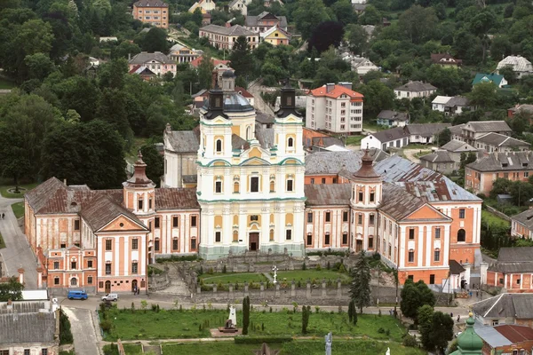 Šentgotard collegium kremenets regio ternopil, Oekraïne. (uitzicht vanaf van de burchtheuvel). — Stockfoto