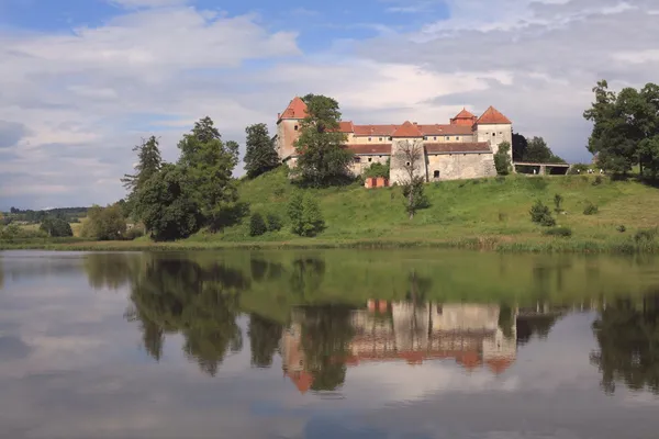 Svirzhsky hrad, Lvov oblast, Ukrajina, unikátní památka obranné architektury postavené xv-xvii století. — Stock fotografie