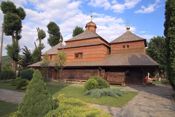 Wooden church of the Holy Trinity with a unique iconostasis of the XVII century in Zholkva, Lviv region, Ukraine. — Stock Photo, Image