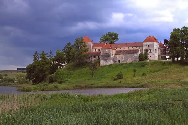 Svirzhsky hrad, Lvov oblast, Ukrajina, unikátní památka obranné architektury postavené xv-xvii století. — Stock fotografie