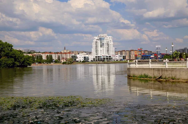 ウクライナのクメルニツキーの街 チェックマン公園から湖とオアシスのショッピングセンターへの眺め — ストック写真