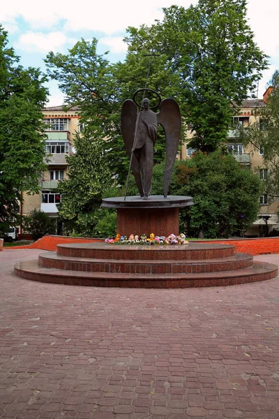 悲伤的天使 纪念牌是1998年在乌克兰赫梅利尼茨基市树立的共产主义政权镇压受害者纪念碑 雕塑家M Mazur Mazur 建筑师V Kozubenko — 图库照片