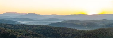 Sonbaharın erken saatlerinde dağlarda