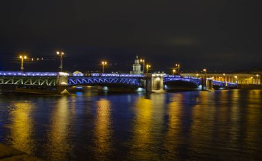 St. Petersburg 'da. Gece vakti Palace Köprüsü ve Neva Nehri manzarası
