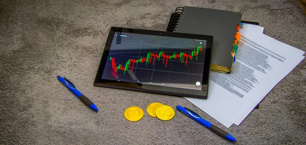 Kryptovalutor Mynt Bitcoins Papper Med Diagram Och Tablett Bordet — Stockfoto